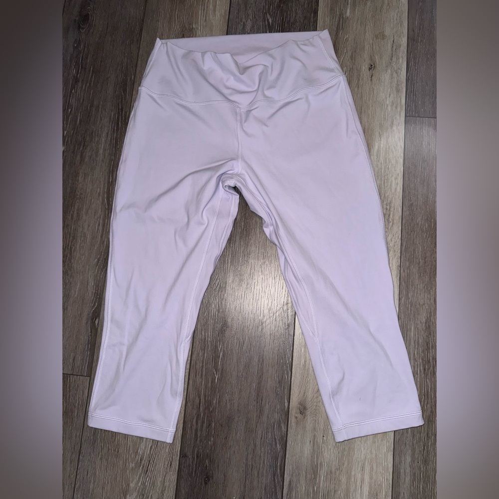 LULULEMON ALIGN NWOT HIGH RISE CROP 21” LAVENDER. NEVER WORN -COMFY & FABULOUS!